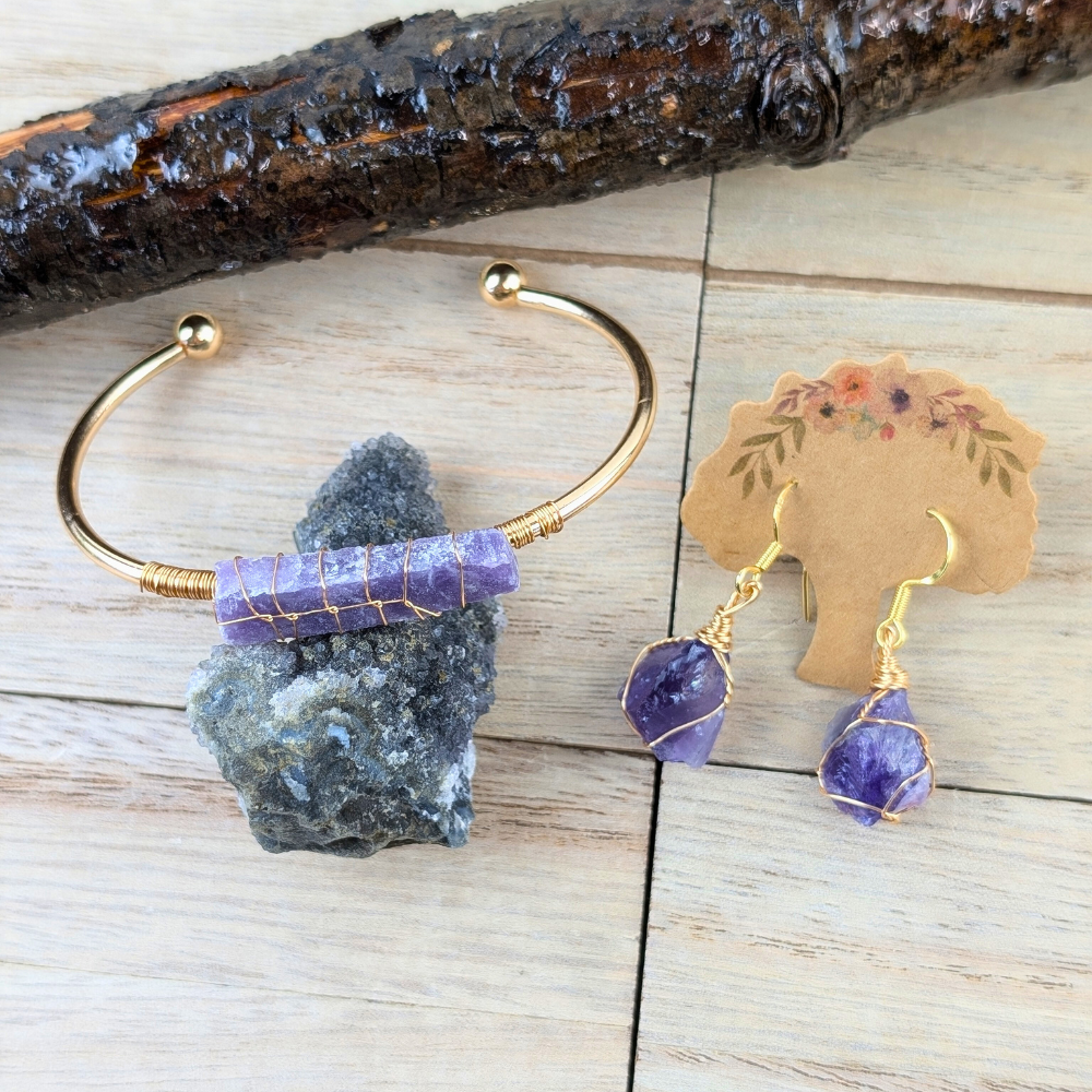 Amethyst bracelet and earrings set, supporting emotional balance and focus.