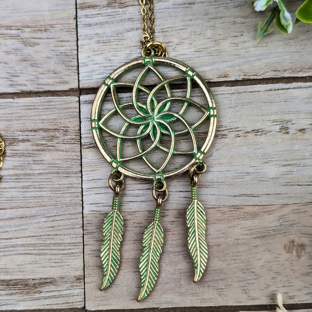 Put your mind to rest while wearing the beautiful dream catcher necklace