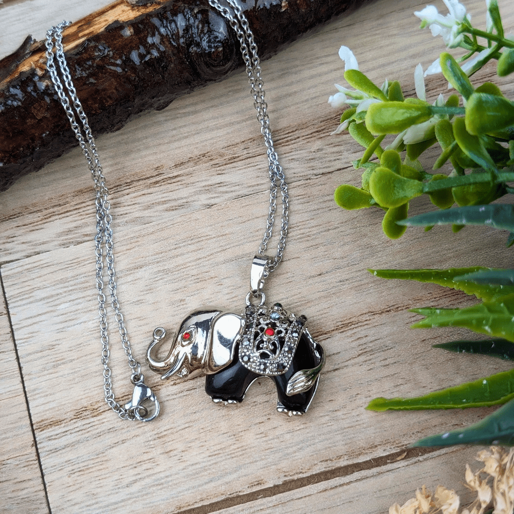 Black Obsidian Necklace with a durable chain – A sleek black gemstone necklace featuring a sturdy chain, ideal for daily wear.