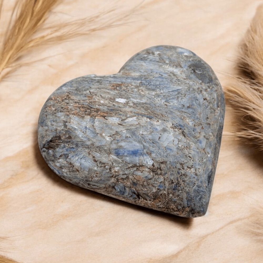 Blue pigments and shades of blue in natural kyanite stone