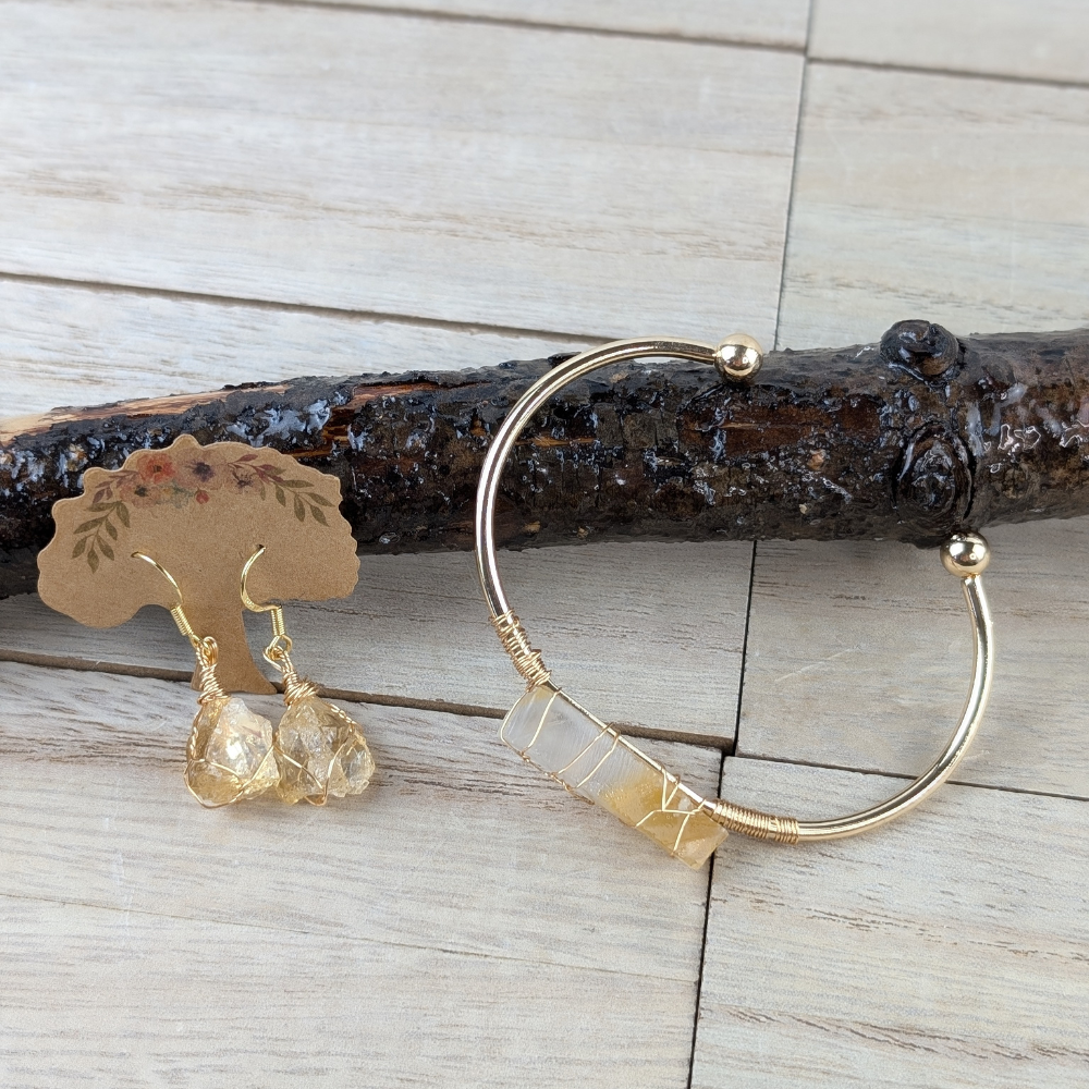 Adjustable citrine bracelet with gold-plated accents.