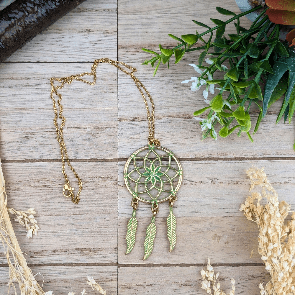 Put your mind to rest while wearing the beautiful dream catcher necklace