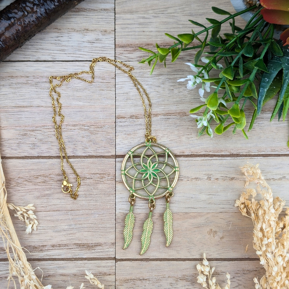 Put your mind to rest while wearing the beautiful dream catcher necklace