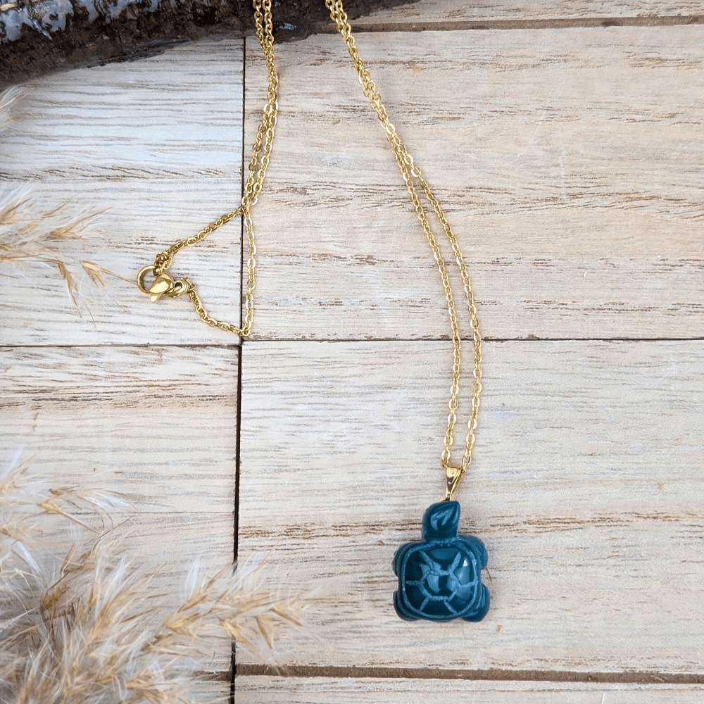 Close-up of Green Agate Turtle pendant design