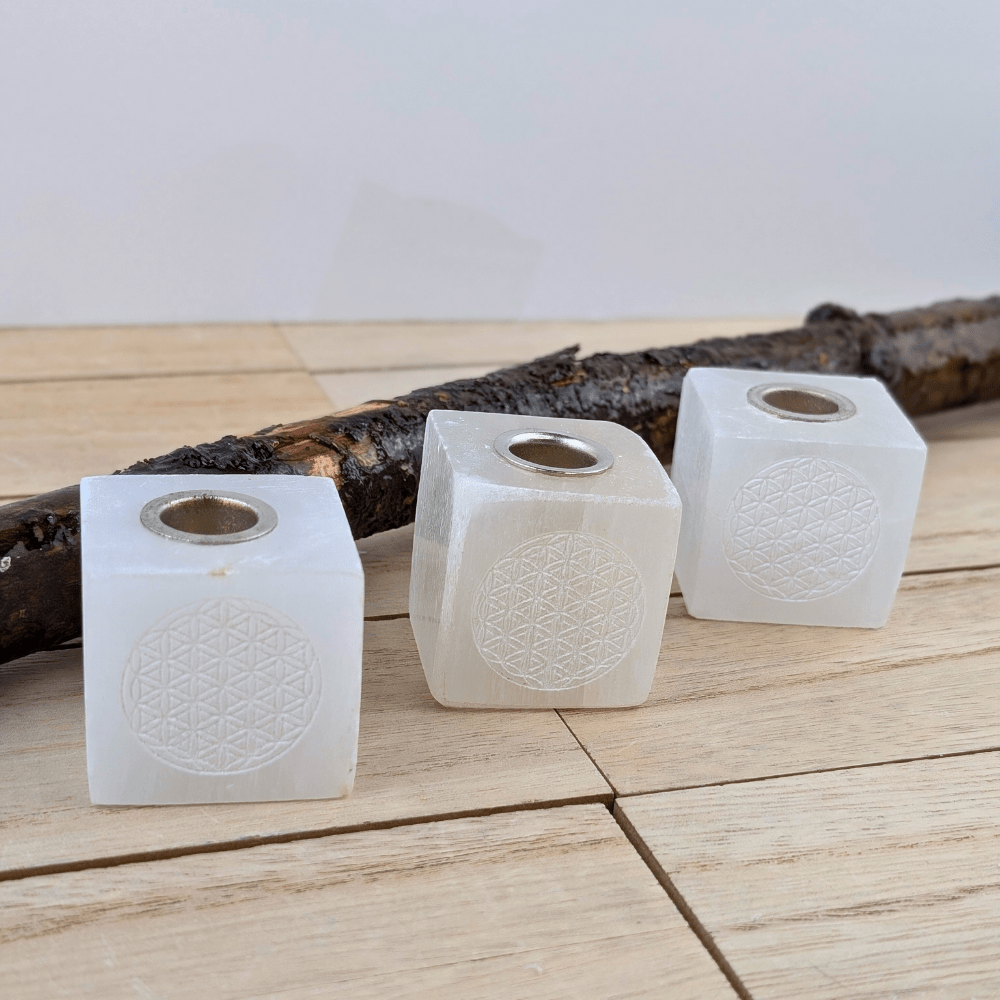 Compact selenite holder for spiritual practices