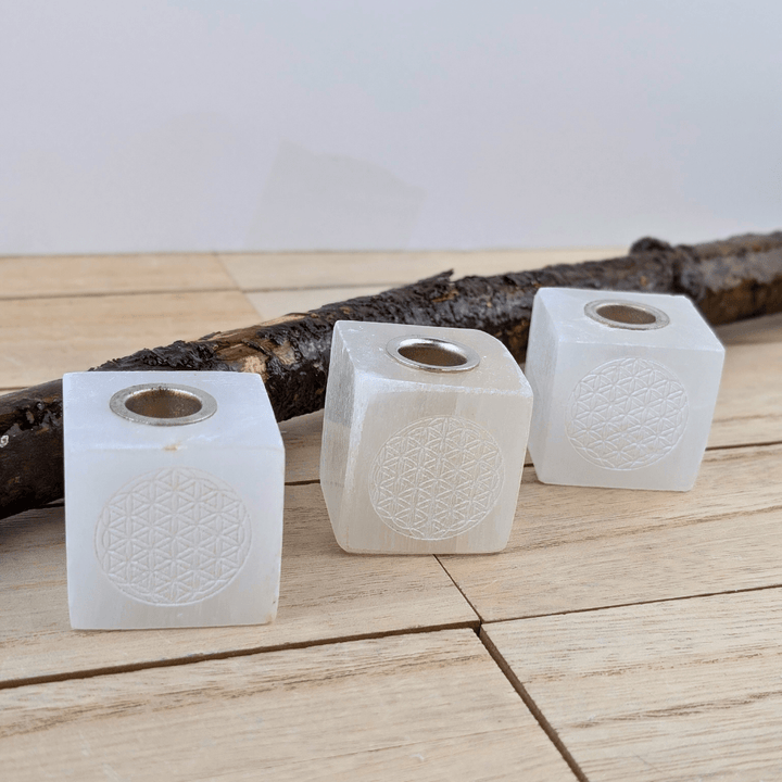 Compact selenite holder for spiritual practices