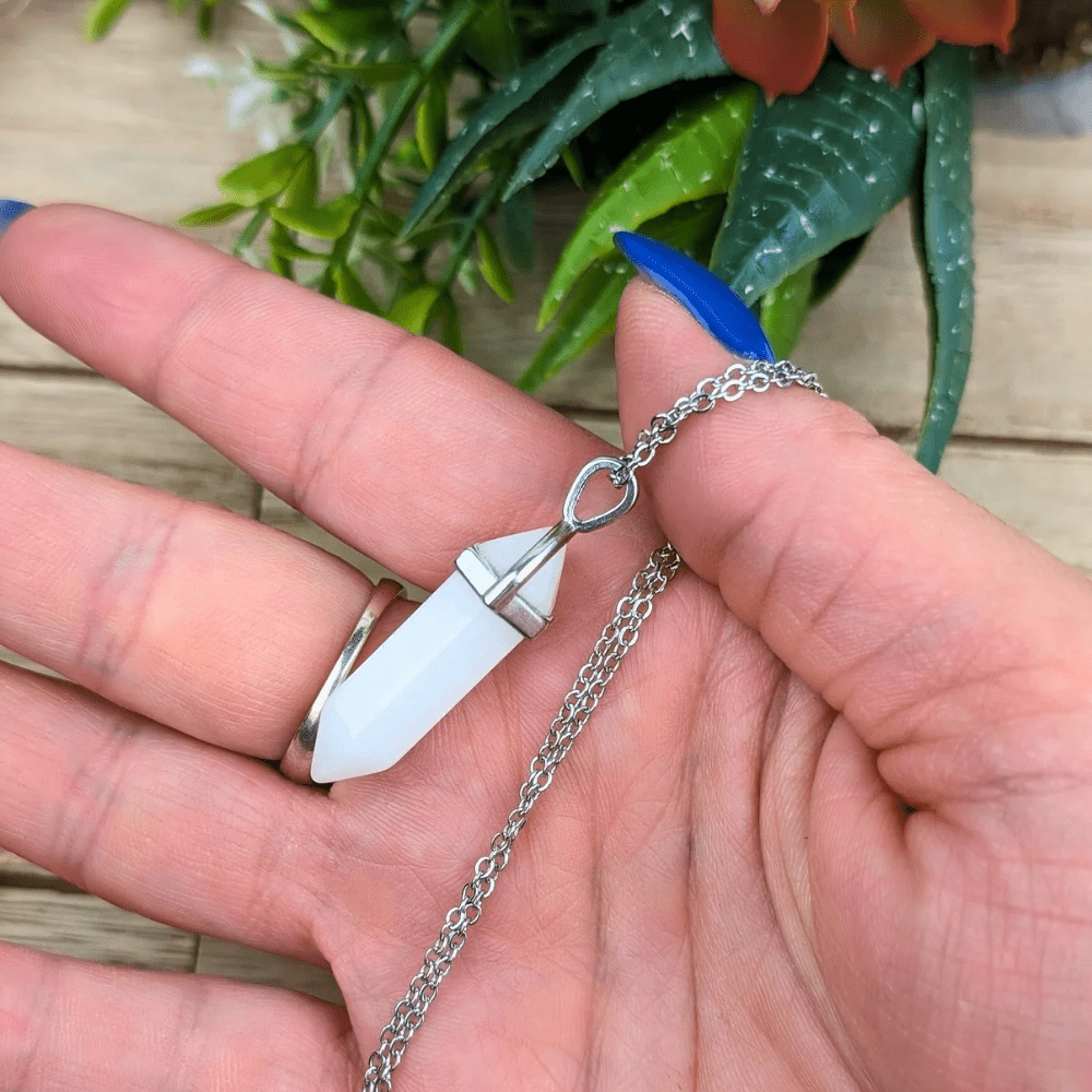Polished quartz pendant necklace for daily balance and peace