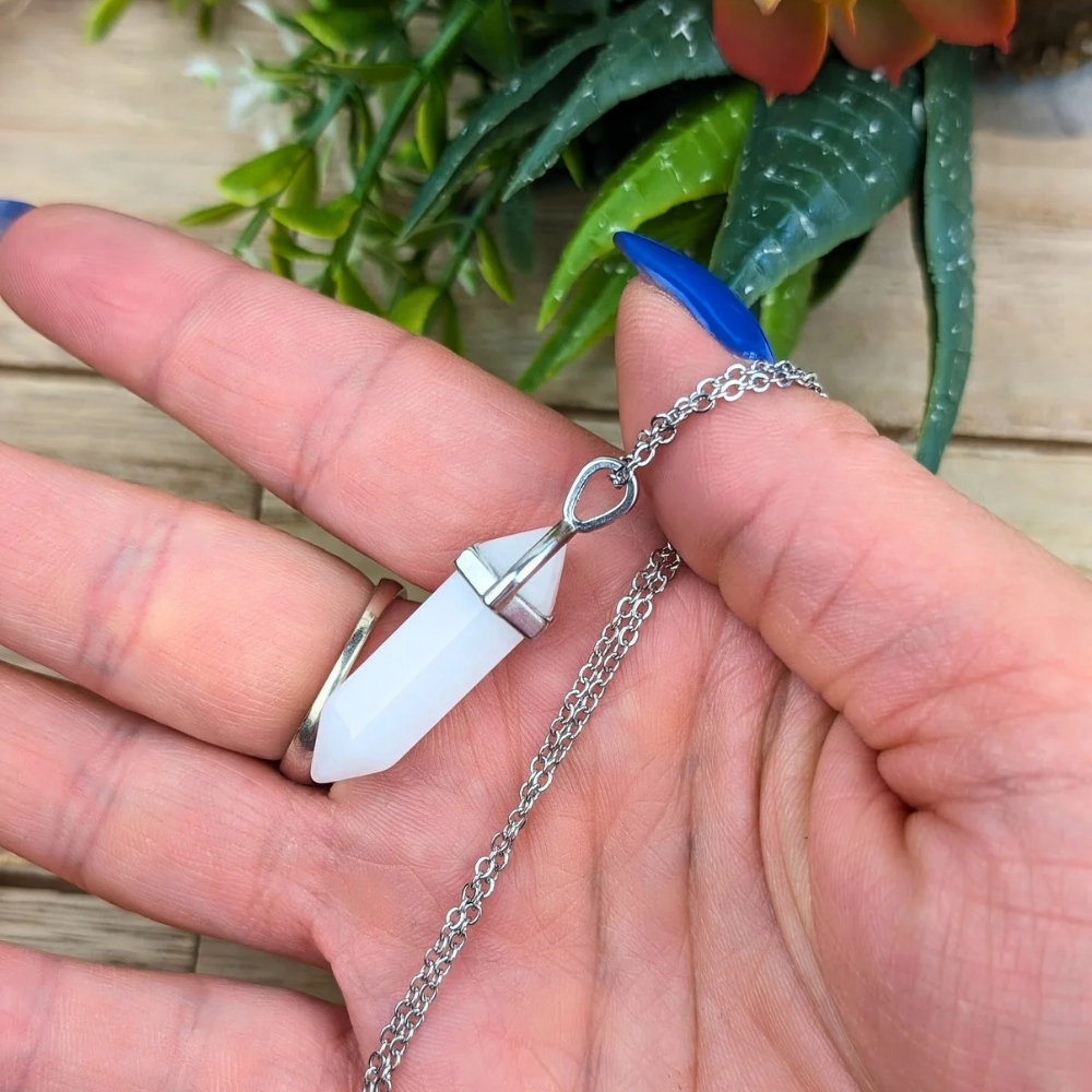 Polished quartz pendant necklace for daily balance and peace