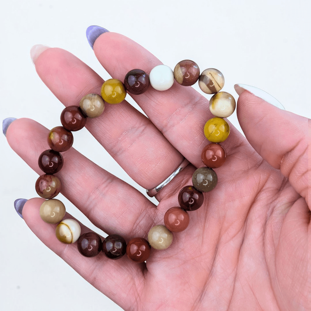 Empilement de bracelets en cristaux pour le plexus solaire