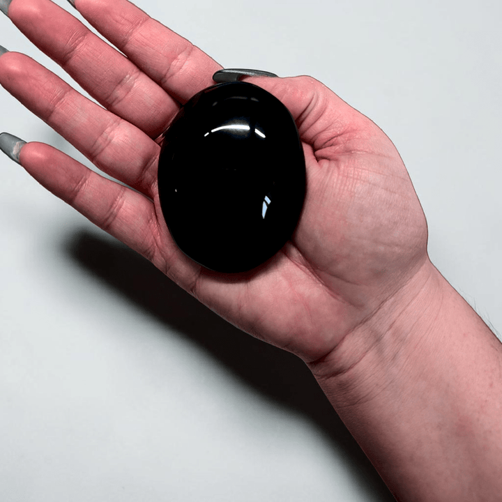 Pierre de méditation en obsidienne noire