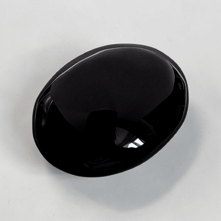 Pierre de méditation en obsidienne noire