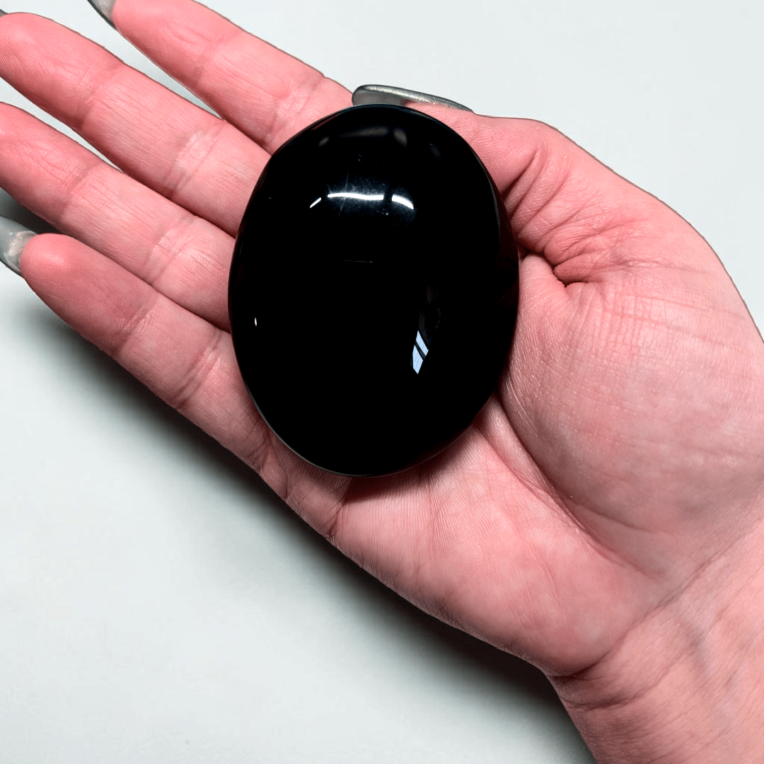 Pierre de méditation en obsidienne noire