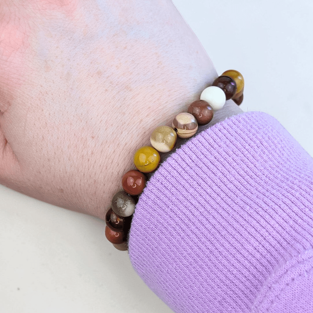 Empilement de bracelets en cristaux pour le plexus solaire