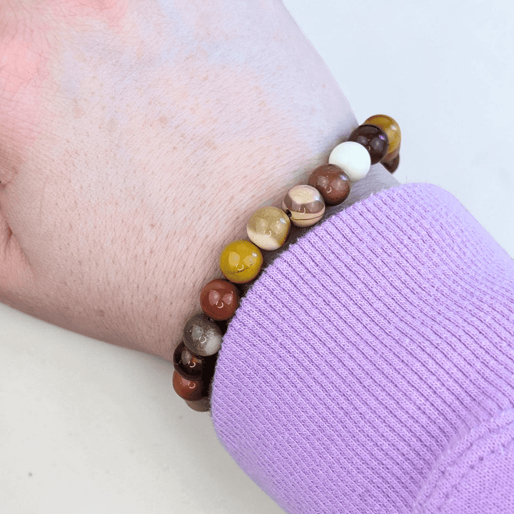 Empilement de bracelets en cristaux pour le plexus solaire