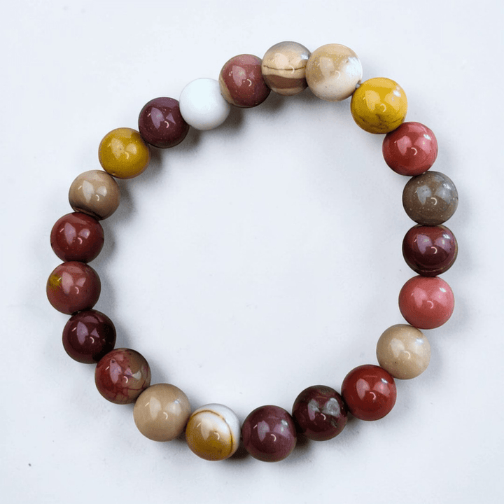 Empilement de bracelets en cristaux pour le plexus solaire