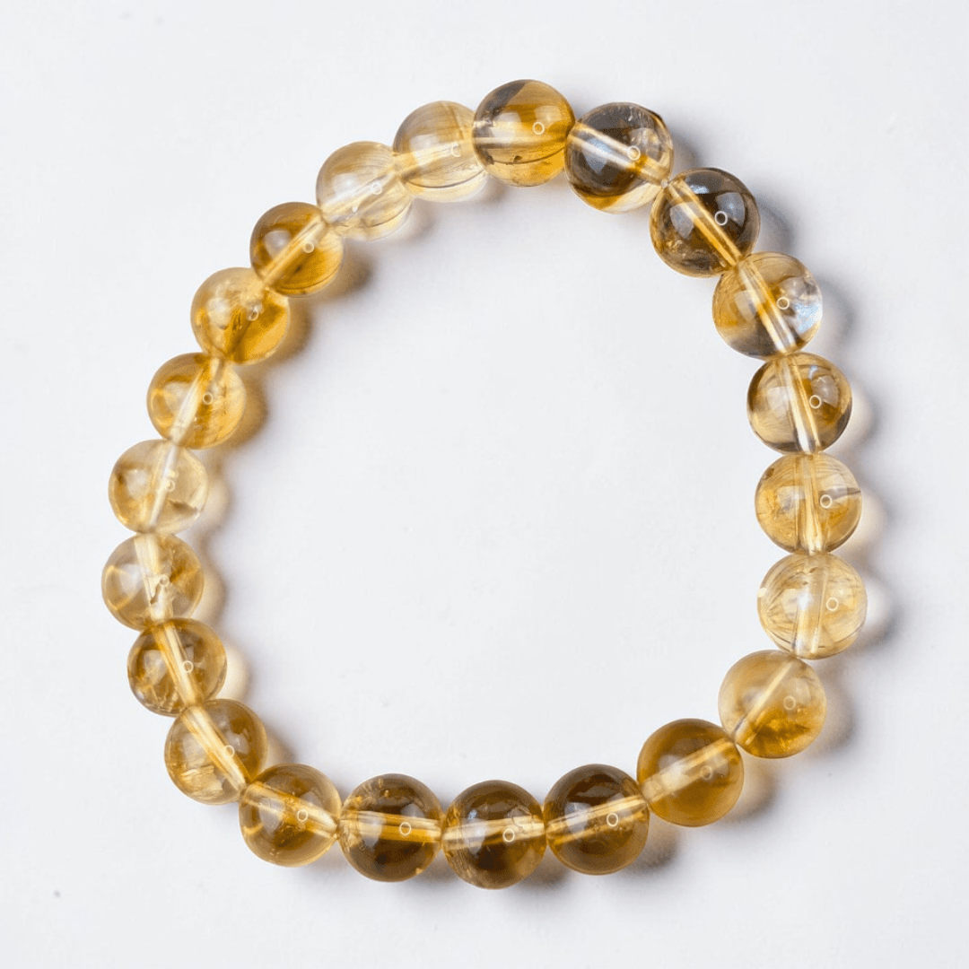 Empilement de bracelets en cristaux pour le plexus solaire