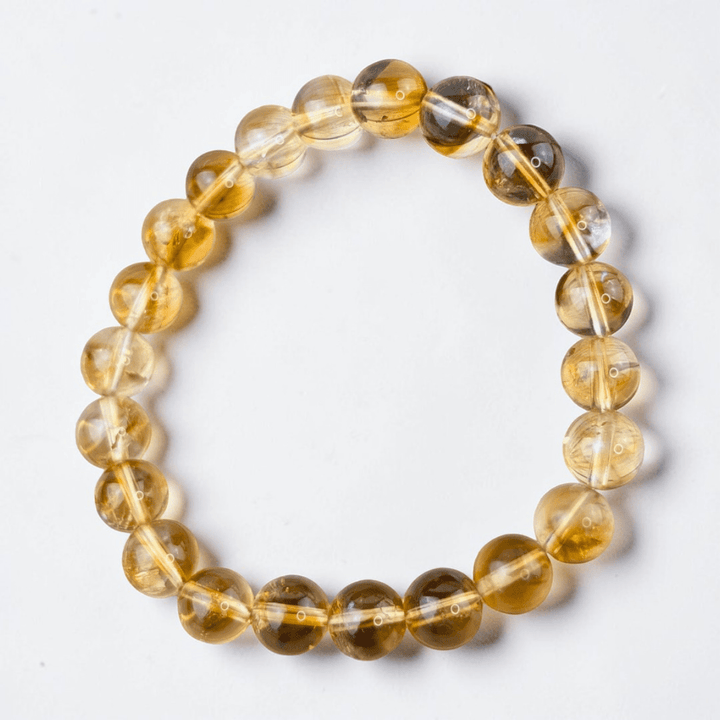 Empilement de bracelets en cristaux pour le plexus solaire