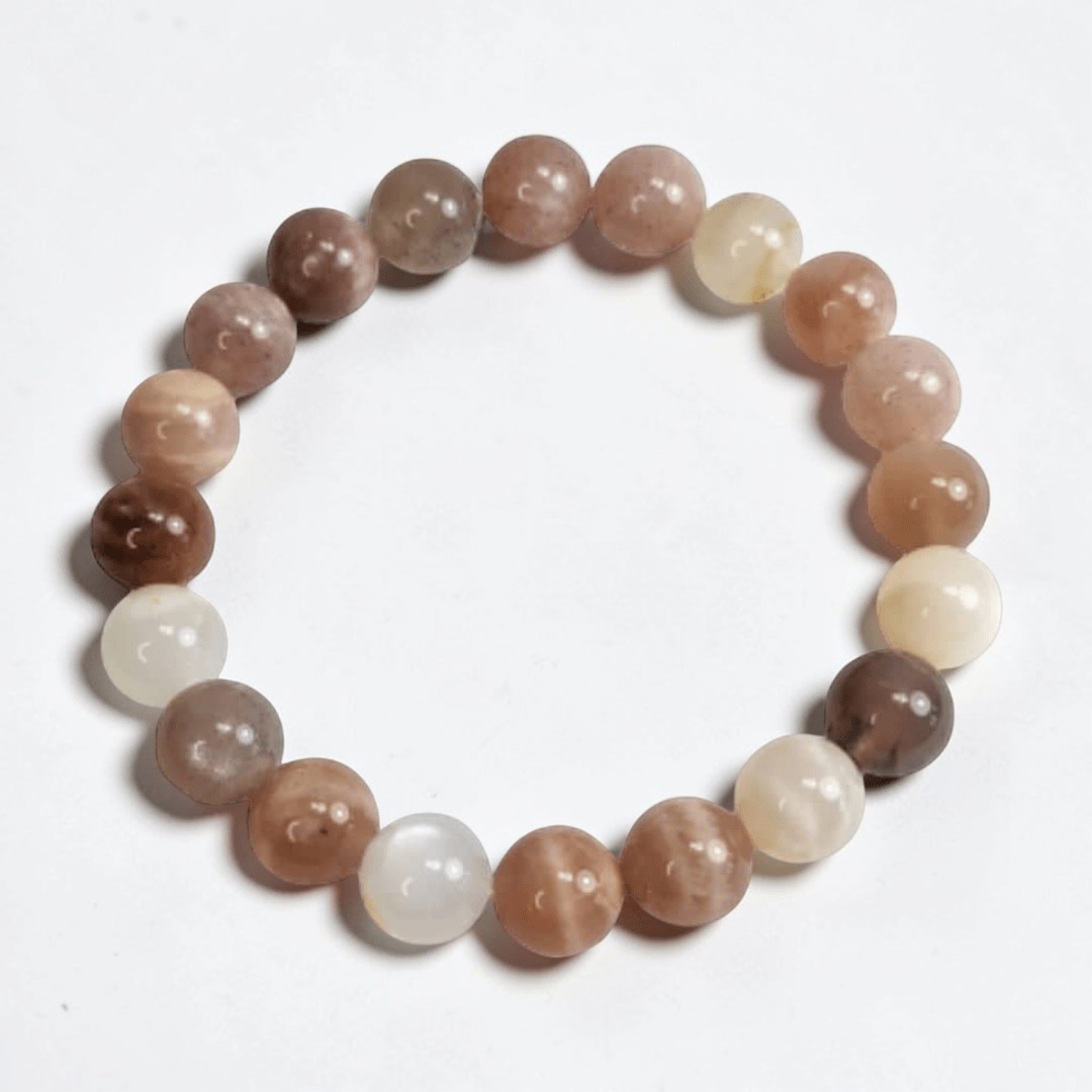 Empilement de bracelets de cristaux chakra sacré