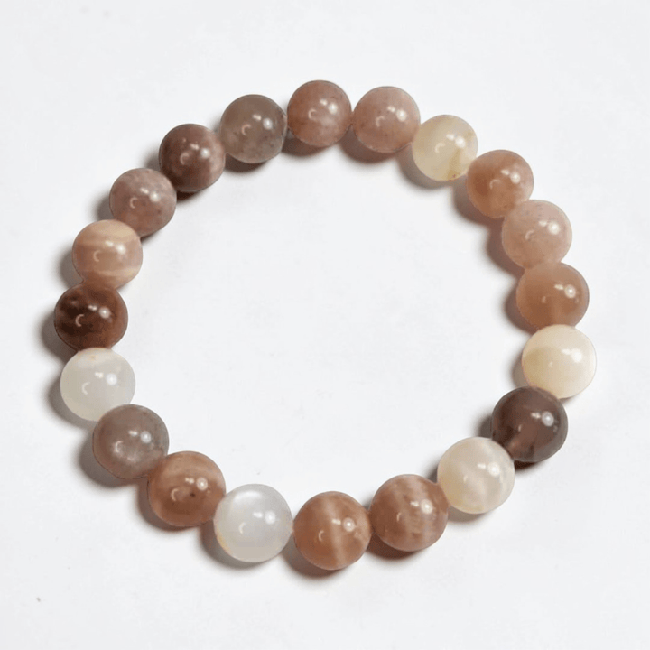 Empilement de bracelets de cristaux chakra sacré