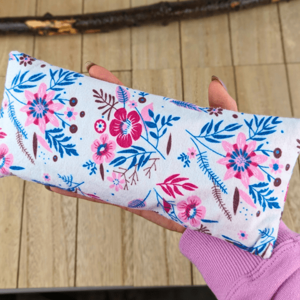 Aromatherapy eye pillow with calming scents and flaxseed