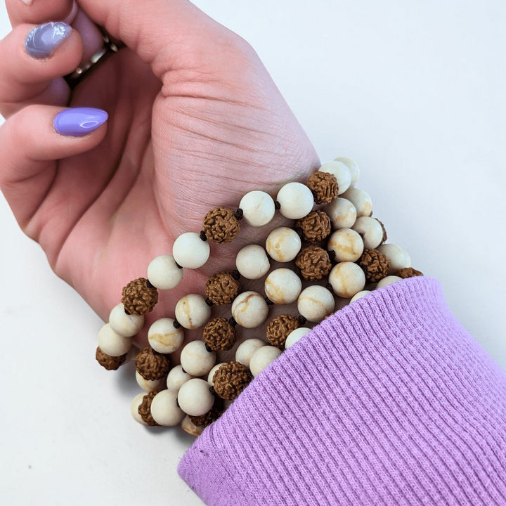 Collier Mala enroulé en Rudraksha et fossile