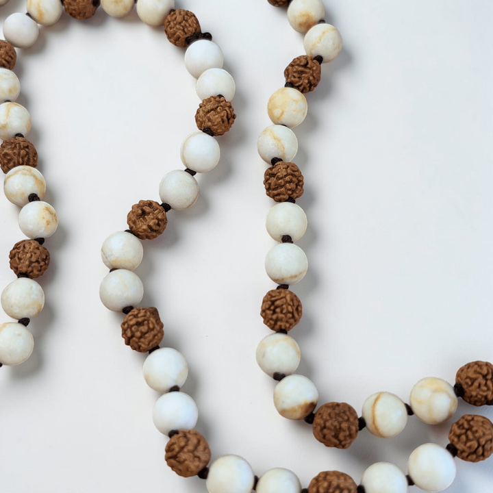 Collier Mala enroulé en Rudraksha et fossile