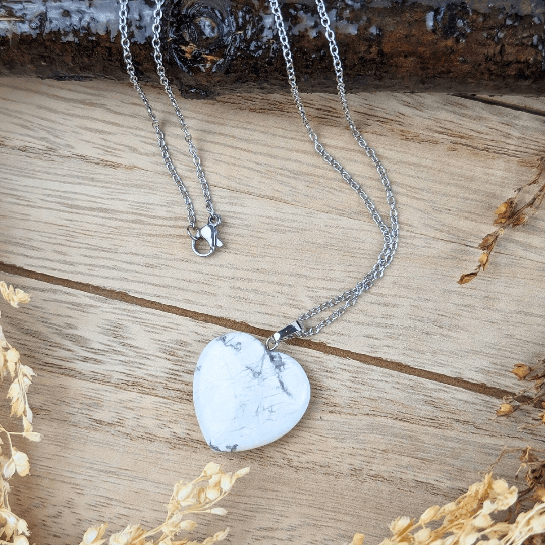 Collier en forme de coeur en howlite