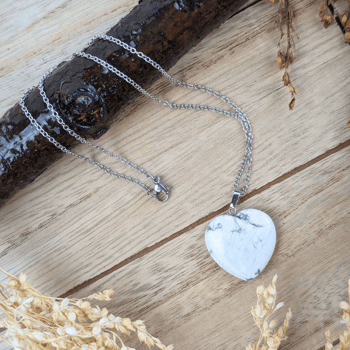 Collier en forme de coeur en howlite